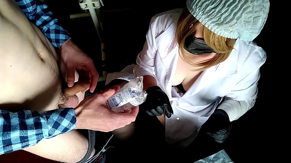 Médica examina o careca magrinho branquelo e faz interracial