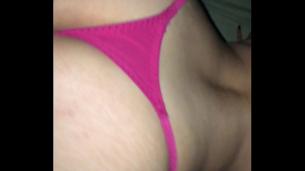 Novinha de fio dental trepando gostoso