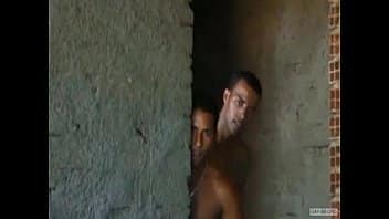 Gays brasileiros fodendo no lugar abandonado