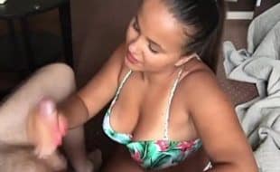Mulher top pelada dando a sua xoxota para um comedor sedento por sexo