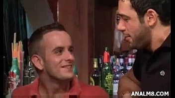Gays transando no bar