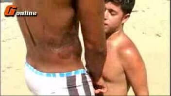 Porn gay brasil moreno comendo amigo na quadra de areia