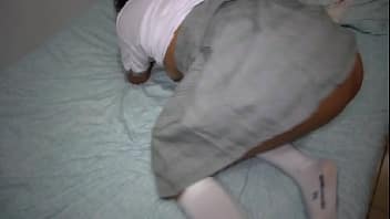 Gatagoldassis moreninha linda chegou da escola e tomou pirocada do padrasto