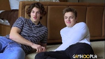 Flagras gays novinhos se beijando e transando