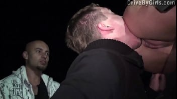 Gostosa se exibindo no carro e chupando vários caras na rua e sendo chupada