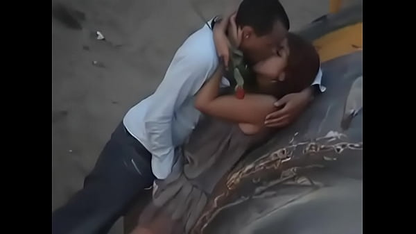 Sexo na estrada dentro do carro em plena luz do dia