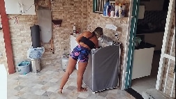Filmespornô fodi a gostosa lavando roupa com minha família em casa
