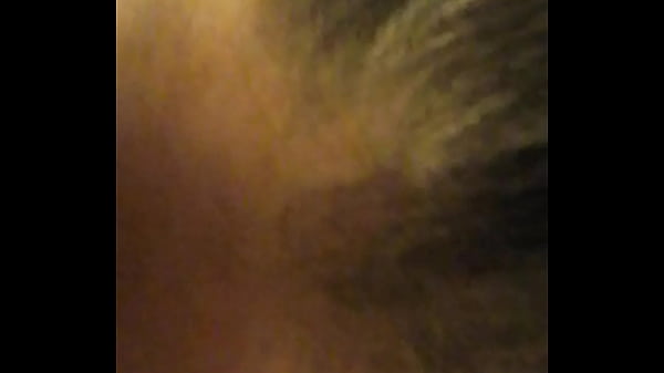 Bucetinha branca engolindo um cacete preto e bem grande