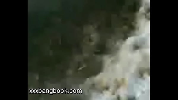 Mulher nua na praia sendo masturbada por um desconhecido