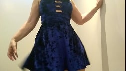 Gostosa de vestidinho azul mostrando sua raba grande