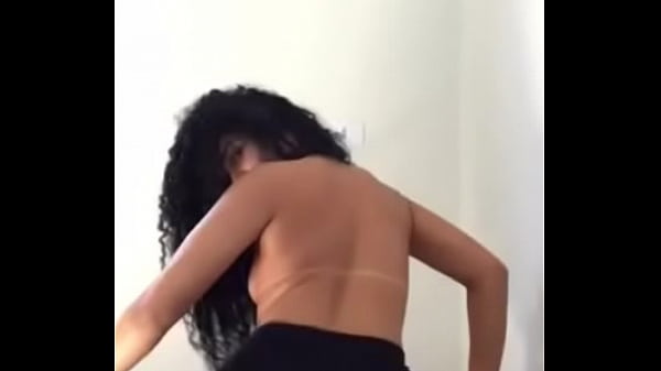 Rabuda nua provocando muito na frente da câmera