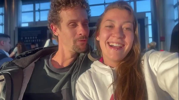 Brasileira exibida mostra a buceta lavando carro pelada em vídeo quente