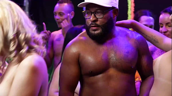 Carnaval Brasileiro: Orgia de gostosas transando em festa selvagem.