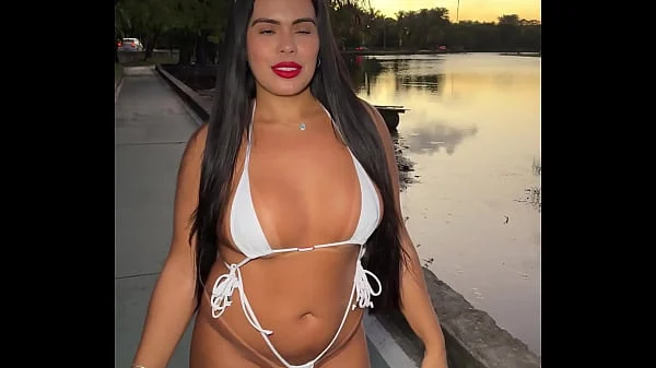 Casada brasileira dando de quatro em público para o marido na praia