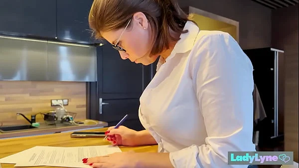 Deixe eu te masturbar enquanto te ensino a ser um bom menino, safadinho.