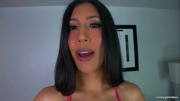 Desfile de micro biquíni com Lizzy Lust se exibindo sensual em HD