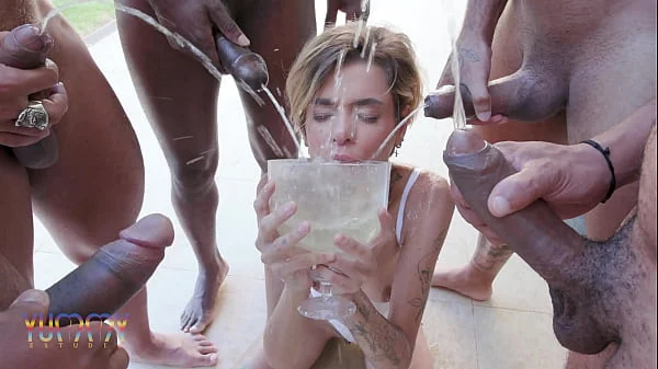 Devoradora brasileira Russah engole porra e leita em suruba intensa de DAP