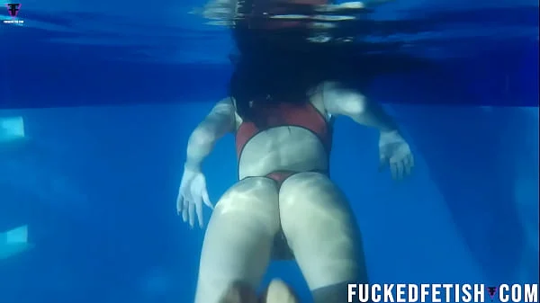 Espetáculo aquático: Helen Star provocando com seu biquíni na madrugada