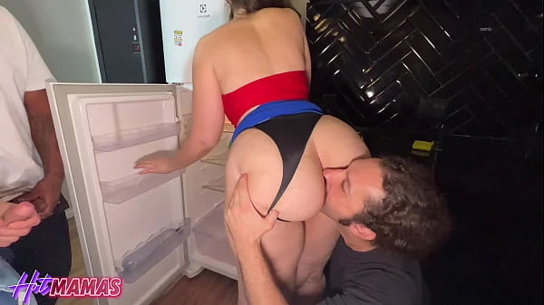 Essa MILF brasileira senta gostoso em orgias com vários homens de uma vez