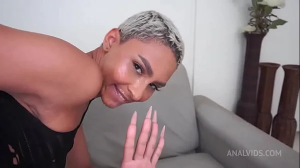 Ex-modelo Heloa Green sente o pau de quatro caras enormes socando sem dó no cuzinho e na buceta.