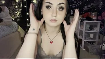 Exibindo meu cuzão gótico adolescente com lingerie nova