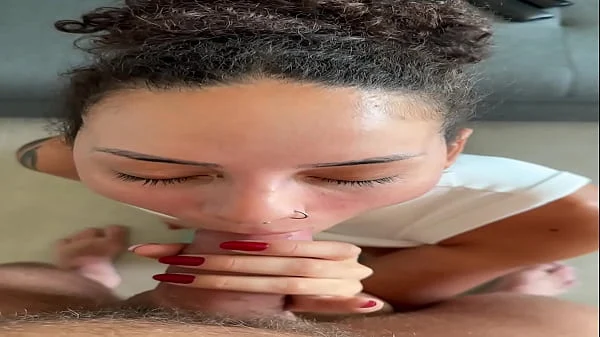 Gozada na Cara da Morena Tatuada Fazendo Um Boquete Delicioso no Celular