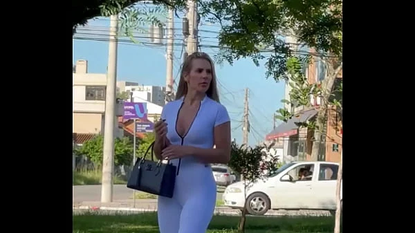 Loira deliciosa socando gostoso na buceta até gozar