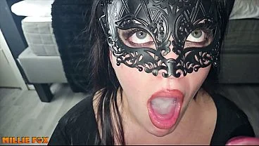 Millie Fox engole três porradas de uma vez