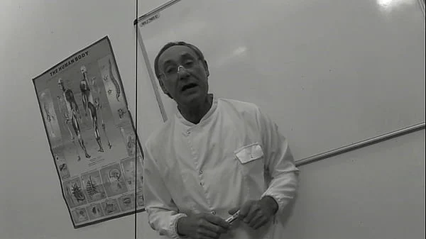 Mulher madura leva rola na boca e no cu ao mesmo tempo