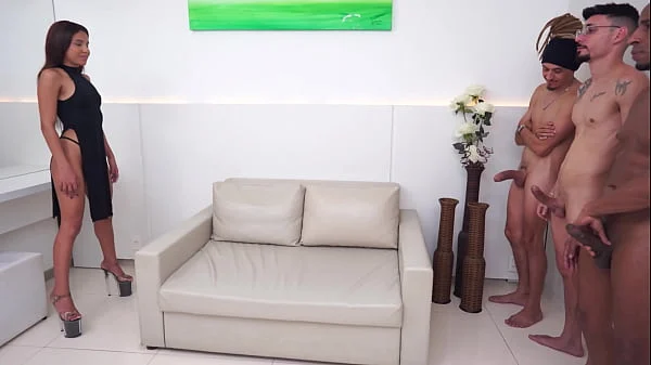 Piada Brasileira: Bianca Dantas fode com 3 paus enormes na praia até tomar leitada tripla