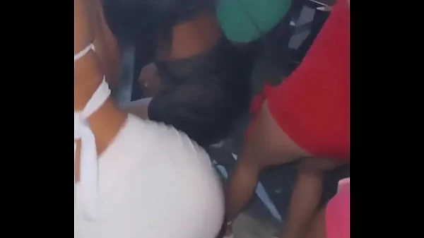 Putaria das famosas baladas brasileiras rebolando no funk carioca.