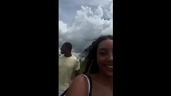 Transando ao ar livre com a amiga safada brasileira Nati Roza